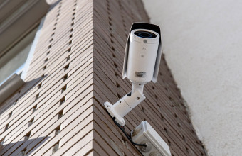 Современная многоуровневая система безопасности жилого комплекса с круглосуточным видеонаблюдением