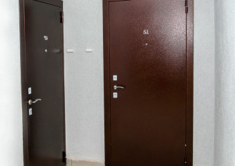 Утепленная стальная входная дверь российского производства в каждой квартире без дополнительных доплат